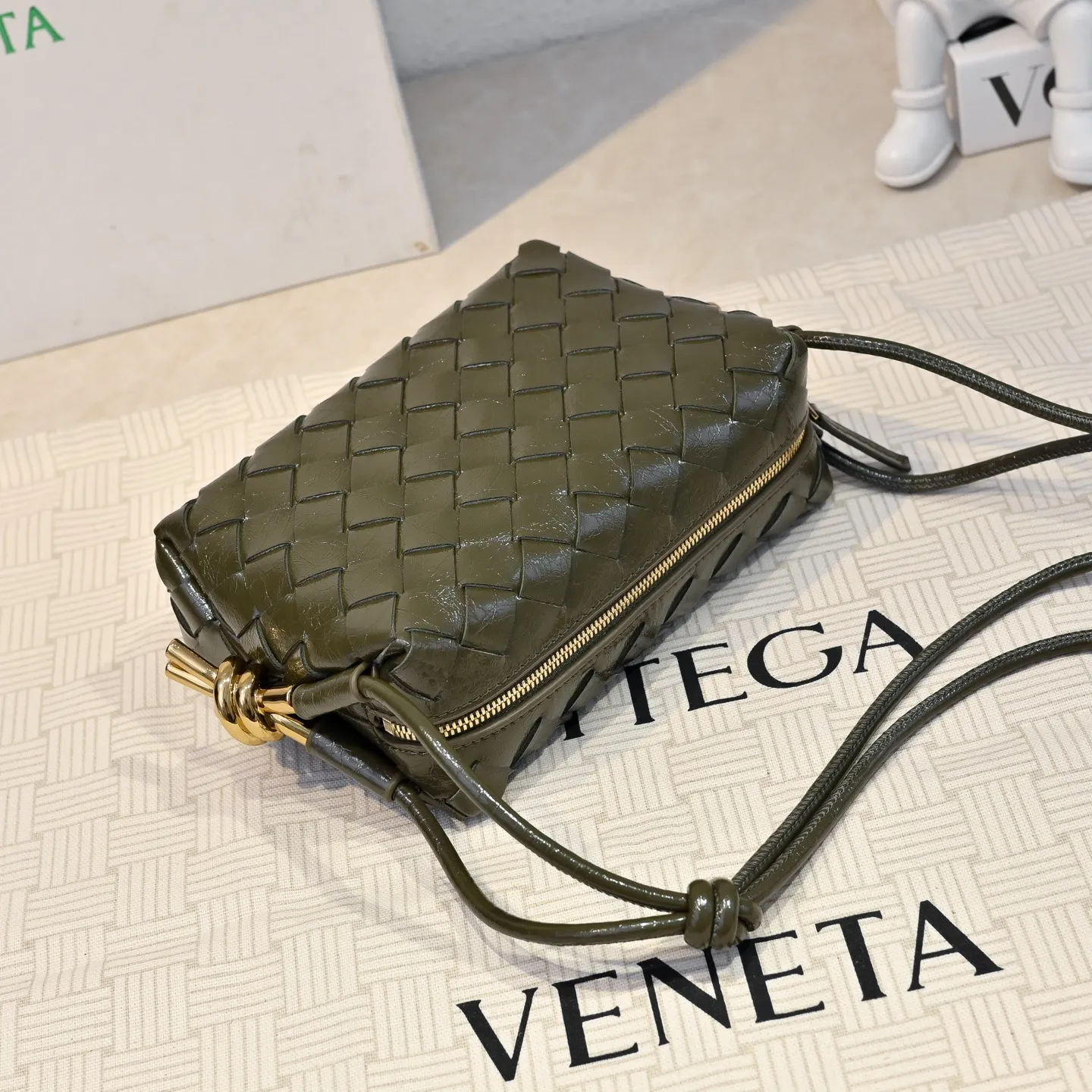 Batch 1560 𝗕𝗼𝘁𝘁𝗲𝗴𝗮 𝗩𝗲𝗻𝗲𝘁𝗮———— The latest version of the loop camera bag💥 from BV’s King of Cost-Effectiveness counter, large woven texture➕Ultra-high quality cow wax leather as always, with zipper, hardware decoration on both sides, adjustable drawstring, especially suitable for the tummy💫Can hold anything, very light weight, suitable🈴️for girls of all ages, size: 17*10*6cm Style number: 6125